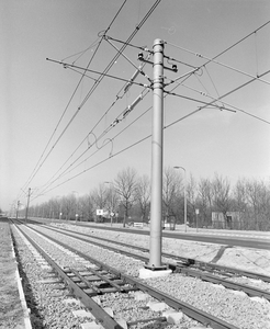 884769 Gezicht op het onlangs voltooide tracé van de sneltram Utrecht-Nieuwegein/IJsselstein, op de Beneluxlaan ter ...